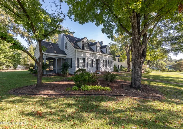 Photo 3 of Single family home for sale at 105 W Camden St, Windsor, NC 27983 | MLS# 100604596 | Listing updated on 2026-10-12