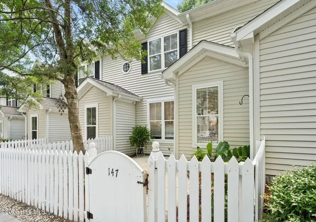Listing Photo 2 - Condo for sale in building located at 5813 Wrightsville Ave, Wilmington, NC 28403 - Unit #Apt 147