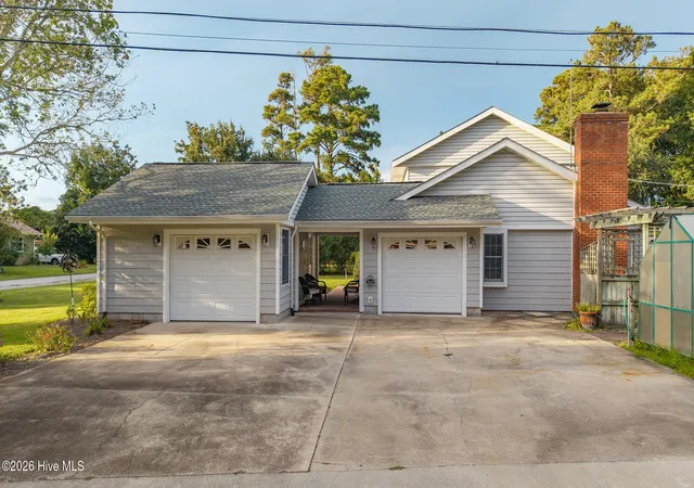 Photo 3 of Single family home for sale at 201 Sycamore Dr, Beaufort, NC 28516 | MLS# 100603204 | Listing updated on 2026-09-18