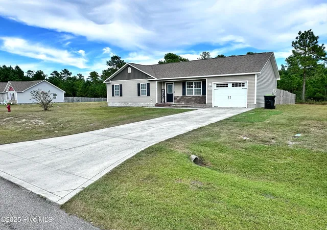 Photo 3 of Single family home for sale at 308 Basil Ct, Hubert, NC 28539 | MLS# 100600590 | Listing updated on 2026-09-18