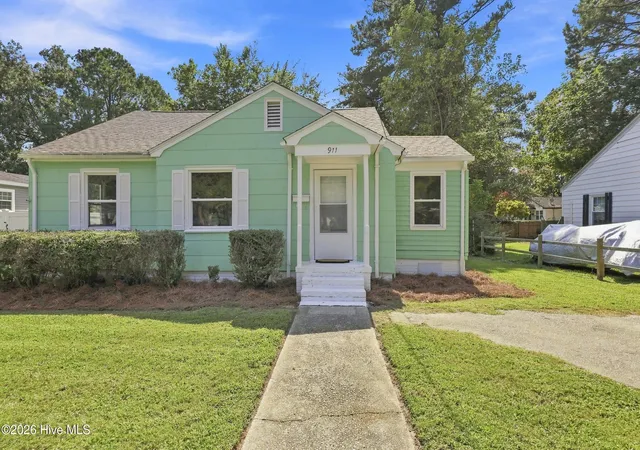Photo 3 of Single family home for sale at 911 Bartlett Ave, Elizabeth City, NC 27909 | MLS# 100601068 | Listing updated on 2026-09-03
