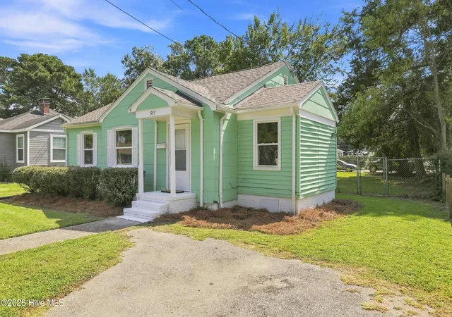 Photo 3 of Single family home for sale at 911 Bartlett Ave, Elizabeth City, NC 27909 | MLS# 100601068 | Listing updated on 2026-09-03