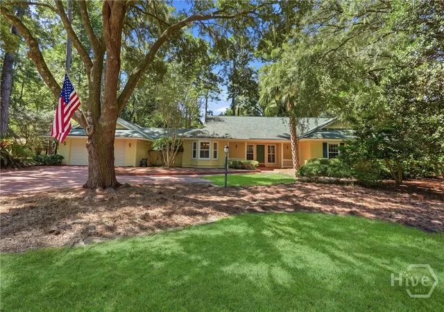 Photo 1 of Single family home for sale at 1 Waterford Ln, Savannah, GA 31411 | MLS# SA363860 | Listing updated on 2026-09-16