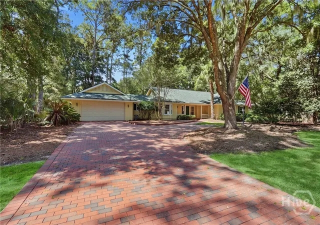 Photo 2 of Single family home for sale at 1 Waterford Ln, Savannah, GA 31411 | MLS# SA363860 | Listing updated on 2026-09-16