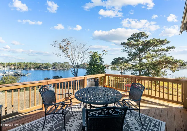 Listing Photo 4 - Condo for sale in building located at 8047 Treasure Dr, Oriental, NC 28571 - Unit #Apt 5