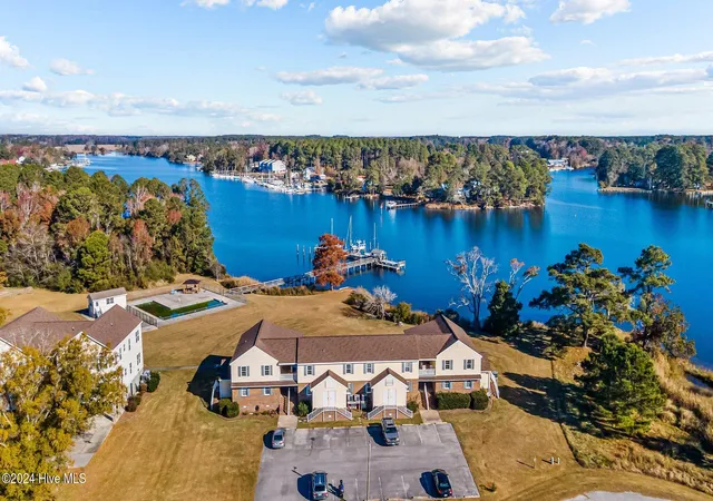 Listing Photo 5 - Condo for sale in building located at 8047 Treasure Dr, Oriental, NC 28571 - Unit #Apt 5