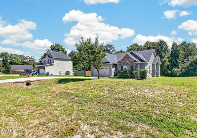 Photo 3 of Single family home for sale at 405 Peppermint Dr, Hubert, NC 28539 | MLS# 100602993 | Listing updated on 2026-09-11