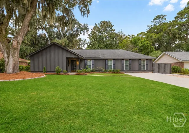 Photo 1 of Single family home for sale at 26 River Oaks Rd, Savannah, GA 31410 | MLS# SA365897 | Listing updated on 2026-10-16