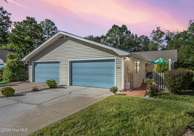 Townhouse for sale at 208 Inland Greens Cir, Wilmington, NC 28405 | MLS# 100602875