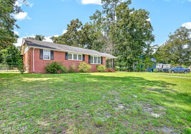 Photo 2 of Single family home for sale at 923 Sioux Dr, Jacksonville, NC 28540 | MLS# 100602568 | Listing updated on 2026-09-23
