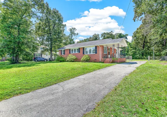Photo 3 of Single family home for sale at 923 Sioux Dr, Jacksonville, NC 28540 | MLS# 100602568 | Listing updated on 2026-09-23