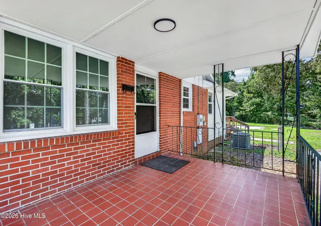 Photo 3 of Single family home for sale at 923 Sioux Dr, Jacksonville, NC 28540 | MLS# 100602568 | Listing updated on 2026-09-23