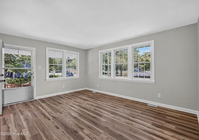Photo 4 of Single family home for sale at 923 Sioux Dr, Jacksonville, NC 28540 | MLS# 100602568 | Listing updated on 2026-09-23