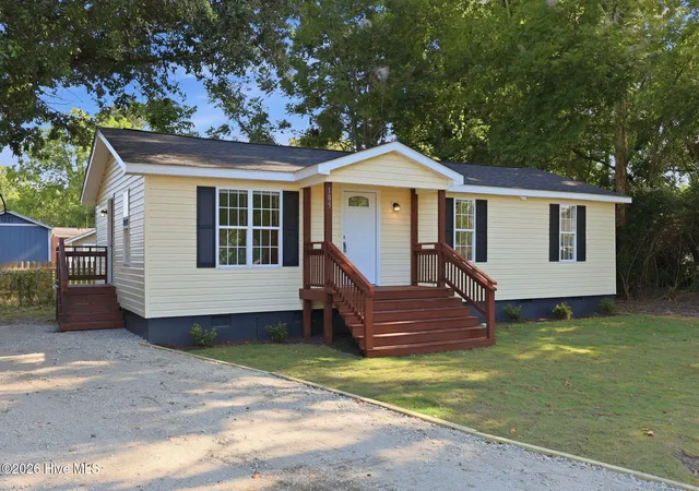 Single family home for sale at 105 W Wallace St, Burgaw, NC 28425 | MLS# 100601539
