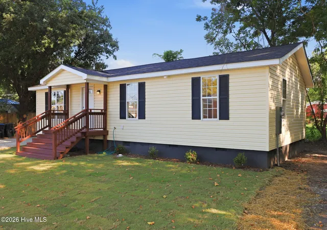 Photo 2 of Single family home for sale at 105 W Wallace St, Burgaw, NC 28425 | MLS# 100601539 | Listing updated on 2026-09-16