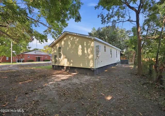 Photo 34 of Single family home for sale at 105 W Wallace St, Burgaw, NC 28425 | MLS# 100601539 | Listing updated on 2026-10-08