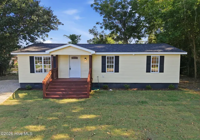 Photo 3 of Single family home for sale at 105 W Wallace St, Burgaw, NC 28425 | MLS# 100601539 | Listing updated on 2026-09-16