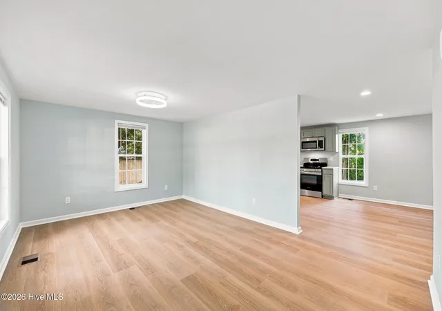 Photo 4 of Single family home for sale at 105 W Wallace St, Burgaw, NC 28425 | MLS# 100601539 | Listing updated on 2026-09-16