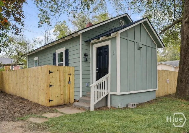 Photo 1 of Single family home for sale at 121 W 61st Street, Savannah, GA 31405 | MLS# SA362640 | Listing updated on 2026-09-17