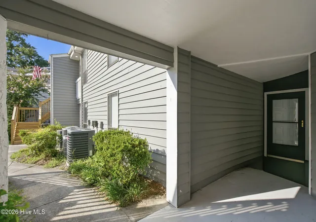 Listing Photo 4 - Condo for sale in building located at 728 Azalea Dr, Hampstead, NC 28443 - Unit #423