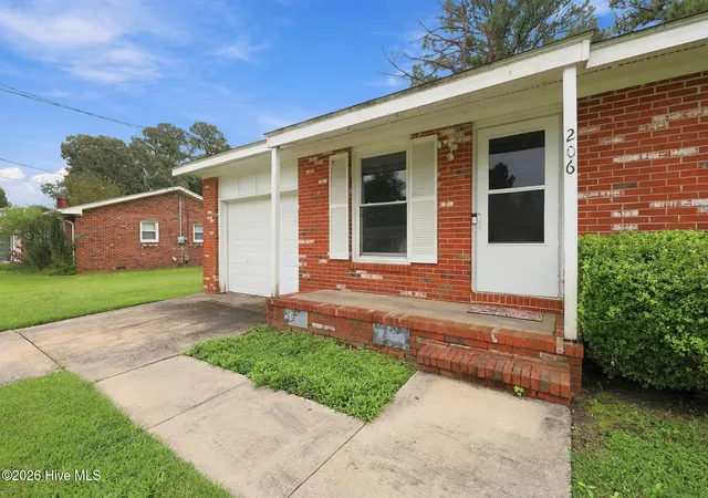 Photo 2 of Single family home for sale at 206 Sheffield Rd, Jacksonville, NC 28546 | MLS# 100608678 | Listing updated on 2026-10-21