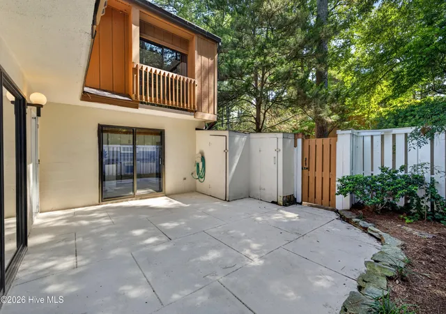 Listing Photo 4 - Condo for sale in building located at 2008 Albert Cir, Wilmington, NC 28403
