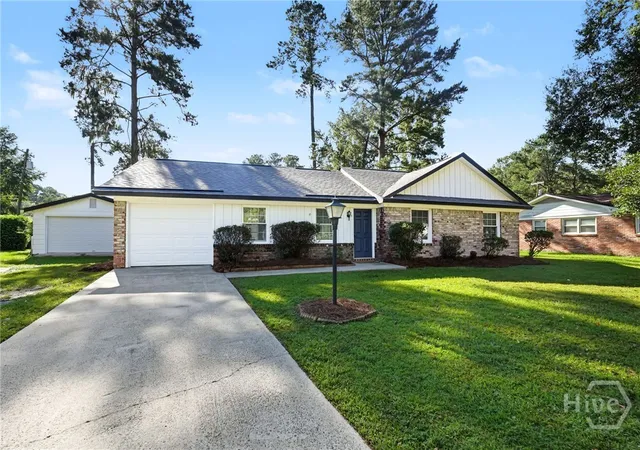 Photo 2 of Single family home for sale at 6 E Stillwood Cir, Savannah, GA 31419 | MLS# SA366493 | Listing updated on 2026-10-23