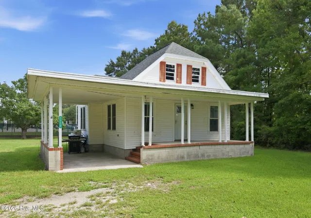 Photo 3 of Single family home for sale at 1112 Wilson Ave, Morehead City, NC 28557 | MLS# 100601712 | Listing updated on 2026-09-05