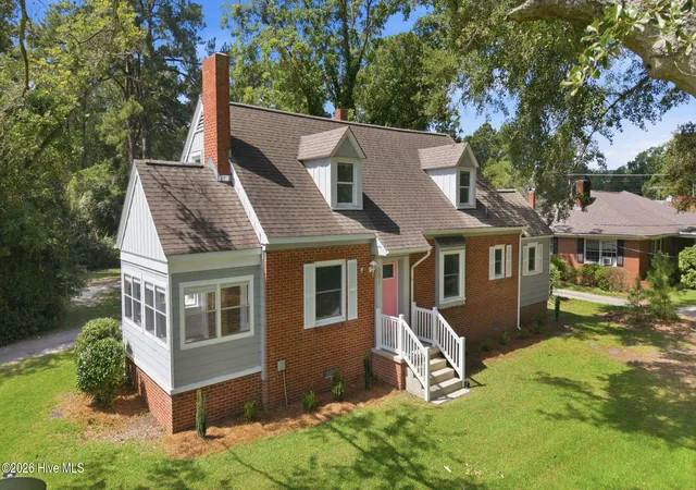 Photo 2 of Single family home for sale at 301 W 15th Street, Washington, NC 27889 | MLS# 100600463 | Listing updated on 2026-09-17