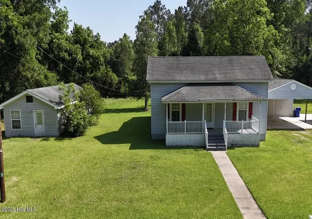 Photo 2 of Single family home for sale at 305 E Oak St, Lake Waccamaw, NC 28450 | MLS# 100609139 | Listing updated on 2026-10-17