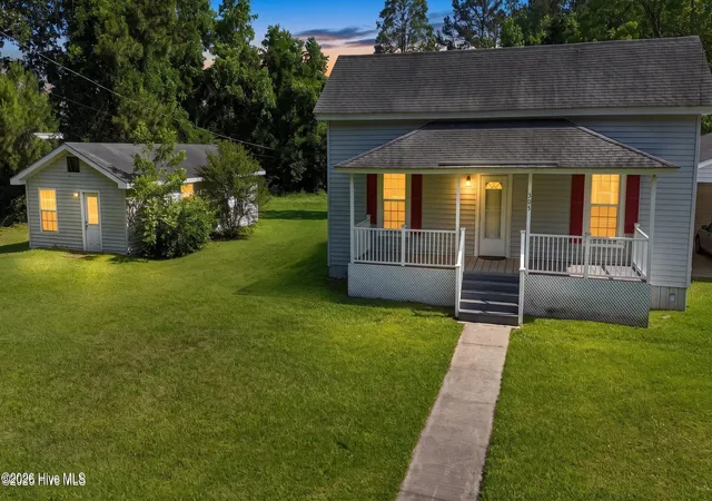 Photo 3 of Single family home for sale at 305 E Oak St, Lake Waccamaw, NC 28450 | MLS# 100609139 | Listing updated on 2026-10-17
