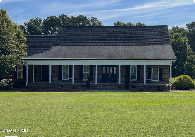 Photo 2 of Single family home for sale at 642 Enoch Rd, Clinton, NC 28328 | MLS# 100602695 | Listing updated on 2026-09-10