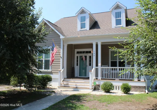 Photo 3 of Single family home for sale at 104 Queens Harbor Dr, Swansboro, NC 28584 | MLS# 100601754 | Listing updated on 2026-09-06