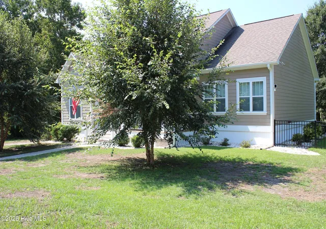 Photo 4 of Single family home for sale at 104 Queens Harbor Dr, Swansboro, NC 28584 | MLS# 100601754 | Listing updated on 2026-09-06
