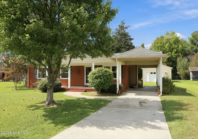 Photo 1 of Single family home for sale at 1624 New Bern St, Newport, NC 28570 | MLS# 100605874 | Listing updated on 2026-10-21