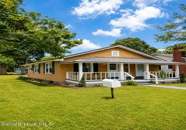 Photo 1 of Single family home for sale at 207 E Swanzy St, Elizabethtown, NC 28337 | MLS# 100600760 | Listing updated on 2026-09-14