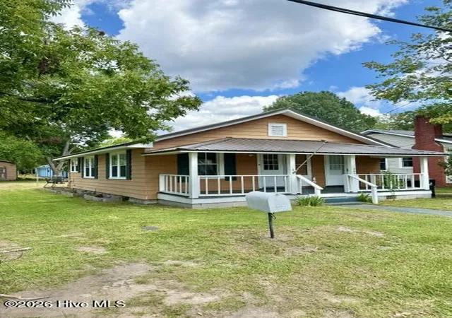 Photo 2 of Single family home for sale at 207 E Swanzy St, Elizabethtown, NC 28337 | MLS# 100600760 | Listing updated on 2026-09-14