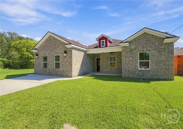 Photo 2 of Single family home for sale at 124 Wright St, Savannah, GA 31408 | MLS# SA366619 | Listing updated on 2026-10-21