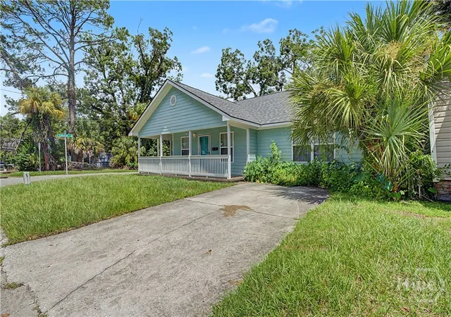Photo 3 of Single family home for sale at 1202 E Waldburg St, Savannah, GA 31404 | MLS# SA363314 | Listing updated on 2026-09-09
