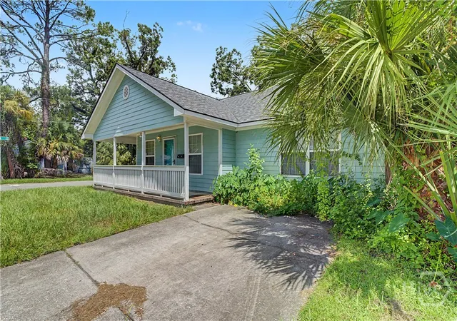 Photo 3 of Single family home for sale at 1202 E Waldburg St, Savannah, GA 31404 | MLS# SA363314 | Listing updated on 2026-09-09