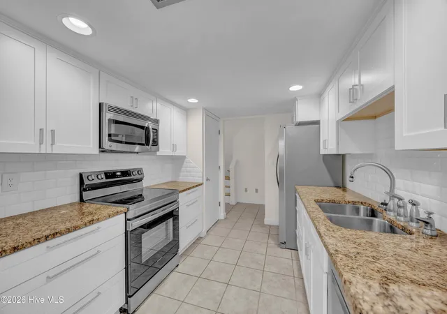 Photo 4 of Townhouse for sale at 5005 Villa Pl W, Wilmington, NC 28409 | MLS# 100600886 | Listing updated on 2026-09-18
