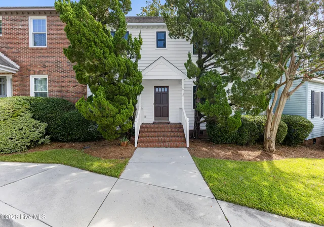Photo 2 of Townhouse for sale at 4 Saint Marys Pl, Wilmington, NC 28403 | MLS# 100605752 | Listing updated on 2026-10-21