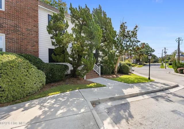 Photo 3 of Townhouse for sale at 4 Saint Marys Pl, Wilmington, NC 28403 | MLS# 100605752 | Listing updated on 2026-10-21