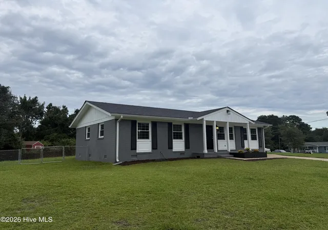 Photo 2 of Single family home for sale at 105 Yorkshire Dr, Jacksonville, NC 28546 | MLS# 100601917 | Listing updated on 2026-09-14