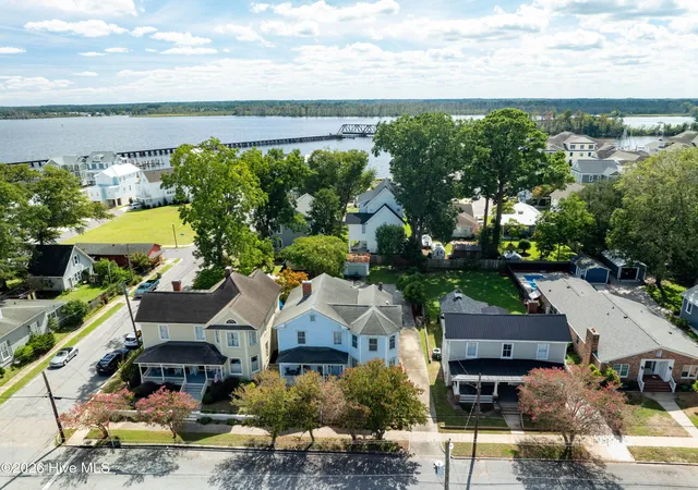 Photo 3 of Single family home for sale at 427 E Main St, Washington, NC 27889 | MLS# 100602518 | Listing updated on 2026-09-17