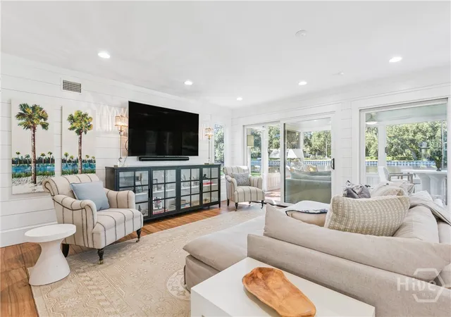 Photo 4 of Single family home for sale at 111 Driftwood Pl, Saint Simons Island, GA 31522 | MLS# SA366715 | Listing updated on 2026-10-21