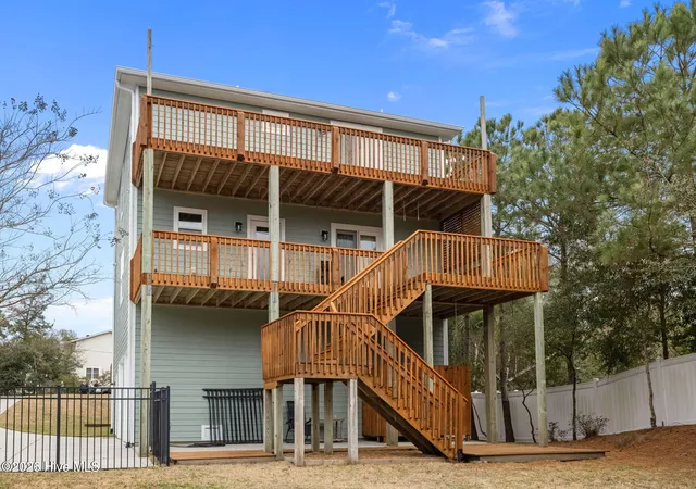 Photo 3 of Single family home for sale at 7118 Archers Crk Dr, Emerald Isle, NC 28594 | MLS# 100600471 | Listing updated on 2026-09-11