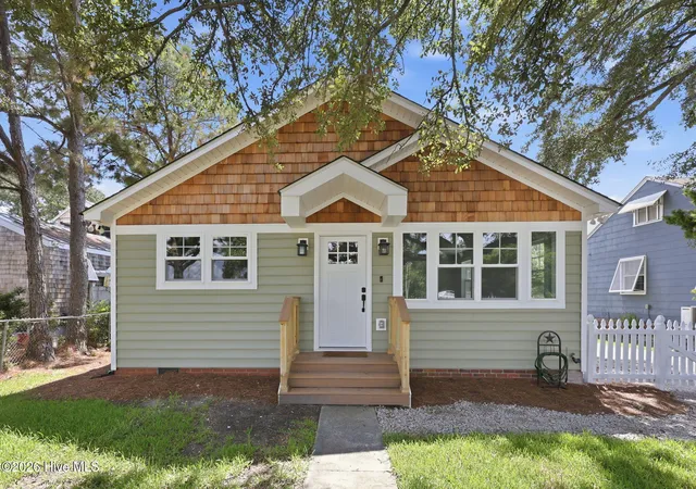 Photo 1 of Single family home for sale at 2609 Arendell St, Morehead City, NC 28557 | MLS# 100585011 | Listing updated on 2026-09-11