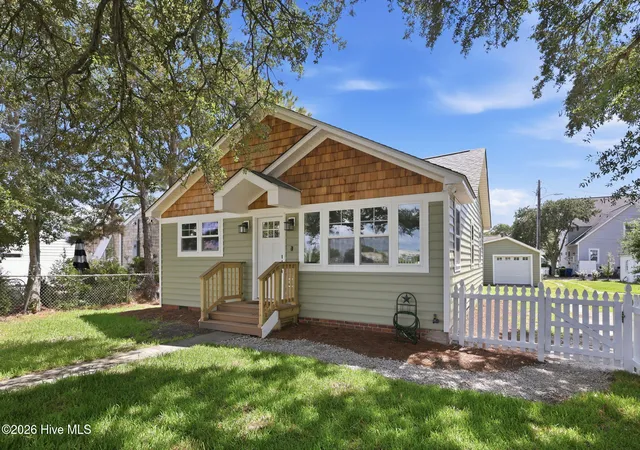 Photo 2 of Single family home for sale at 2609 Arendell St, Morehead City, NC 28557 | MLS# 100585011 | Listing updated on 2026-09-11