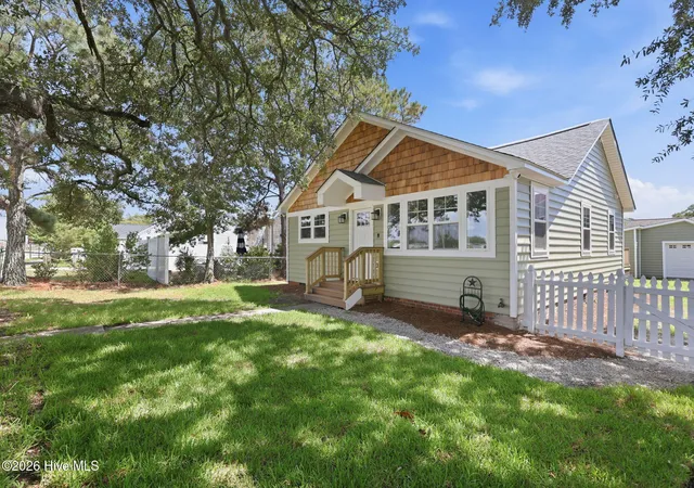 Photo 3 of Single family home for sale at 2609 Arendell St, Morehead City, NC 28557 | MLS# 100585011 | Listing updated on 2026-09-11